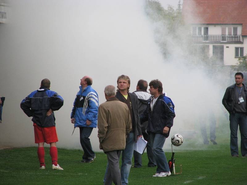 Malé derby a souboj o čelo tabulky I.B třídy.