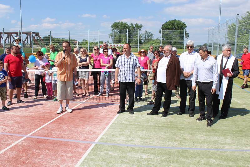 Slavnostní otevření nového víceúčelového hřiště ve veselské městské části Zarazice.