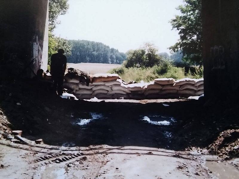 Voda v roce 1997 totálně zničila trať mezi Veselím nad Moravou a Bzencem.