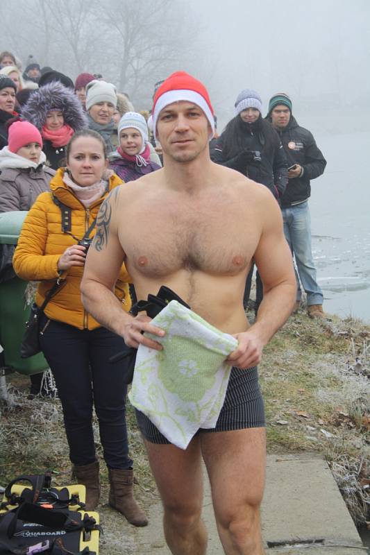 V Lužicích se plavci loučili se sezonou 2016. Ve vodě s teplotou nula stupňů Celsia si zaplavalo celkem sedmatřicet otužilců.
