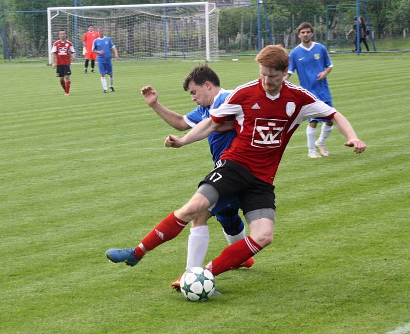 Fotbalisté Blatnice (v červených dresech) v 1. A třídě skupině B prohráli s Ratíškovicemi 2:3. Výhru hostů trefil záložník Dominik Jankůj.