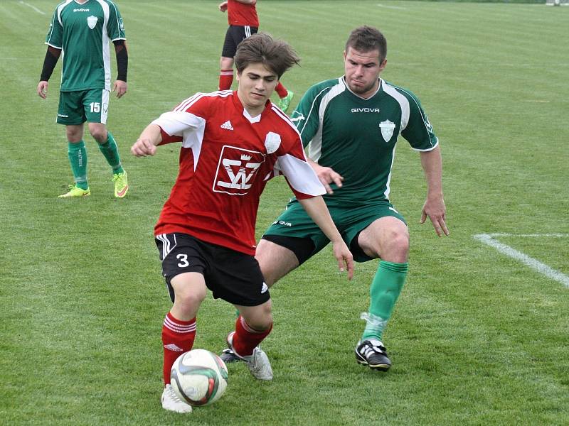 Dubňanští fotbalisté s přehledem zvítězili ve Velkých Pavlovicích 4:1. Na výsledku se podílel také záložník Dušan Sviták (v zeleném dresu).