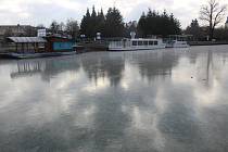 Poprvé zamrznutý rozšířený přístav na Baťově kanále ve Strážnici, stav druhý lednový pátek roku 2024.
