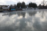 Poprvé zamrznutý rozšířený přístav na Baťově kanále ve Strážnici, stav druhý lednový pátek roku 2024.