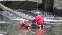 Mimořádný výcvik lezců hasičů, kdy měli za úkol pod hodonínským jezem vyzvednout tonoucího z vody.