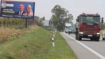 Billboard Občanské demokratická aliance i s lídryní v Jihomoravském kraji Danielou Janíčkovou je na silnici I/55 blízko odbočky na Hrušky a Tvrdonice.