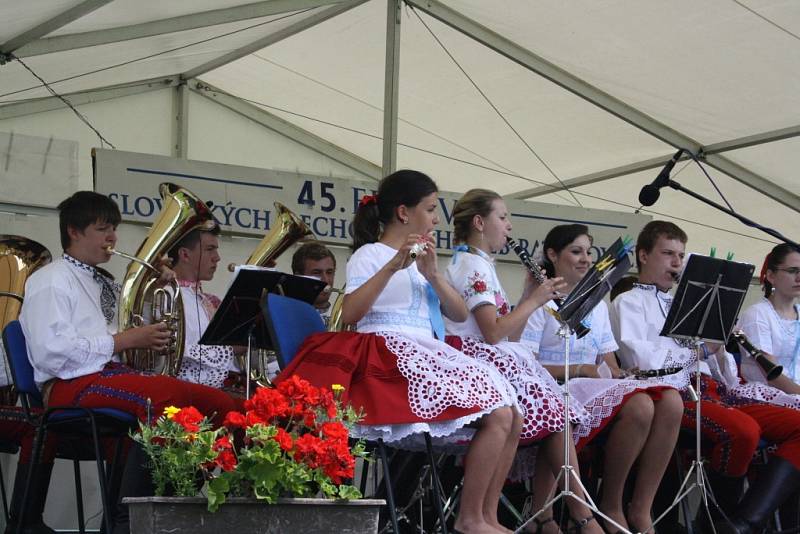 Na hřišti v Ratíškovicích se v neděli předvedly desítky muzikantů