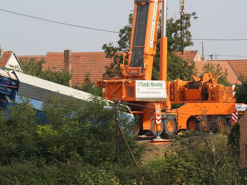 Vykolejený jeřáb je zpátky na trati. Kolem druhé hodiny odpoledne jej zvedl autojeřáb. Aby se dostal k místu nehody, bylo potřeba vysypat štěrkem trať, pomohly i betonové bloky.