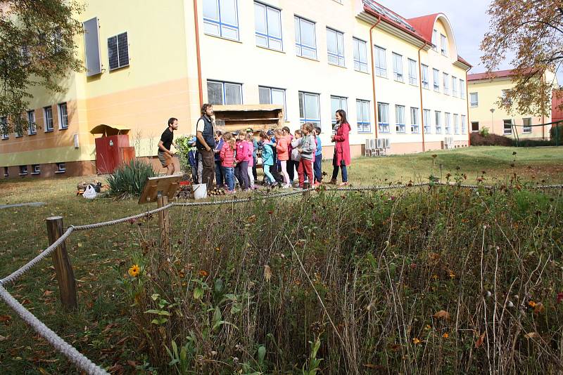 Rohatecké děti chystaly u základní školy hmyzí hotel.