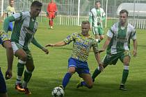 Fotbalisté Bzence (zelenobílé dresy) ve 2. kole divize D přehráli Břeclav 4:1 a před vlastními fanoušky odčinili minulý debakl z Polné.