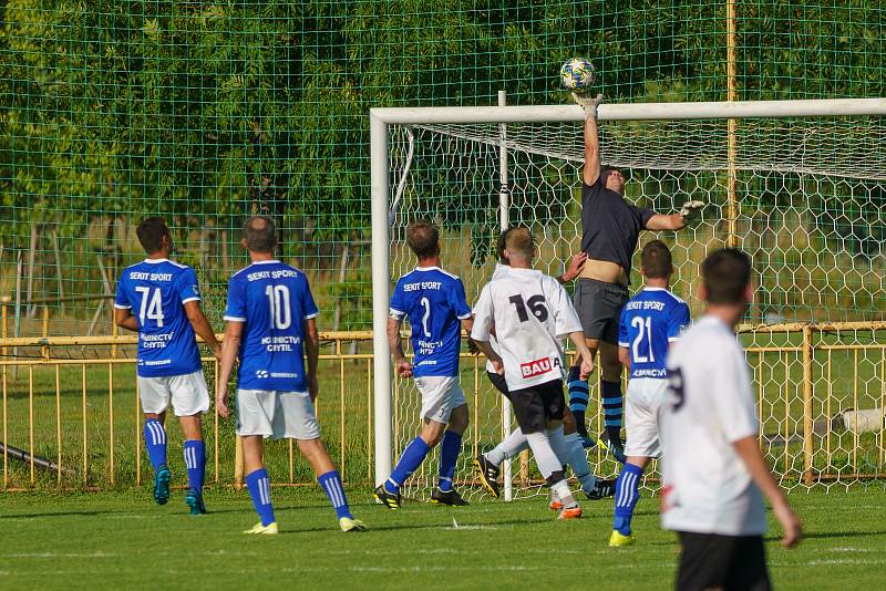 Fotbalisté rezervy Dubňan (v bílých dresech) si ve finále Okresního poháru poradili s Vlkoší.
