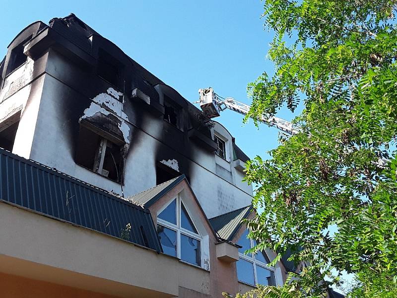 Plameny zachvátily střechu a patro bývalého kasína v Hodoníně.