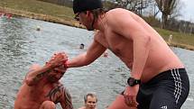 V Hodoníně se uskutečnilo velikonoční plavání, které se účastnili otužilci z obou stran Moravy.