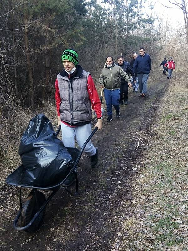 Práce, a pak zábava. V Zeleném domě pohody v Hodoníně podpořili hnutí Samo se to neuklidí a oslavili MDŽ. FOTO: Archiv zařízení