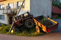 Opilý muž havaroval v Nové Lhotě s "vypůjčeným traktorem.