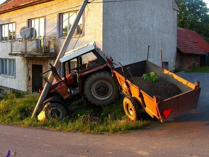 Opilý muž havaroval v Nové Lhotě s "vypůjčeným traktorem.