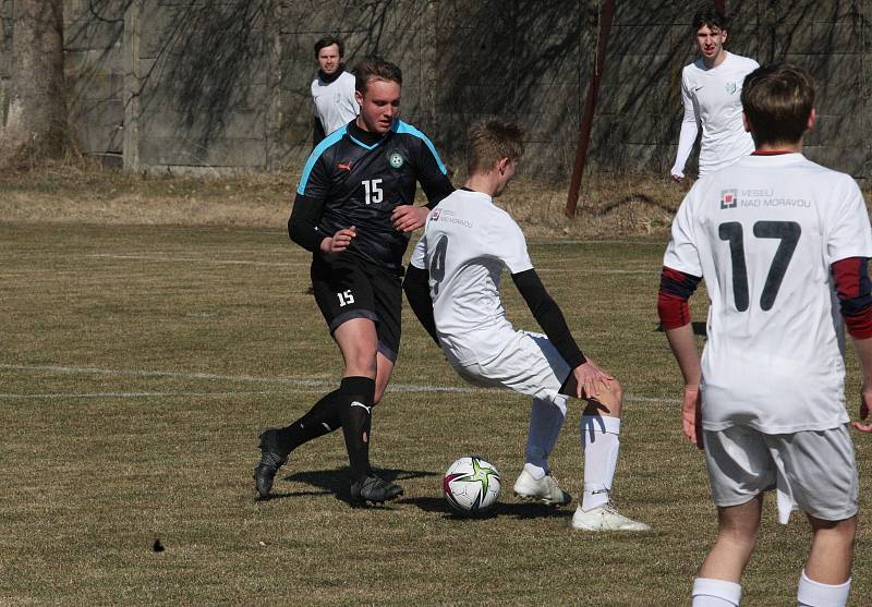 Fotbalisté FC Veselí nad Moravou (bílé dresy) v posledním přípravném zápase zdolali Osvětimany 6:2.