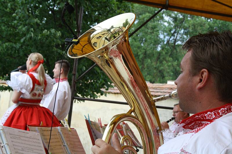 Stovky milovníků dechové hudby si v neděli v podvečer našly cestu do areálu milotického zámku. Uskutečnil se tam totiž první ročník festivalu Zbořilovy Milotice.