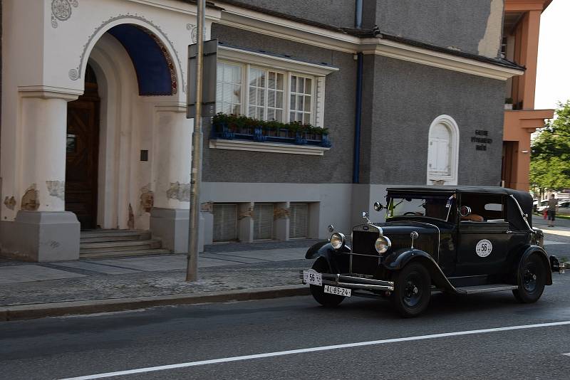 Závod 1000 mil československých odstartoval ve čtvrtek 12.8. v Praze.  Historické automobily projely i Hodonínem.