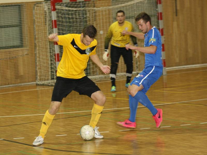 Finále futsalového krajského poháru FAČR, které se ve středu večer uskutečnilo ve sportovní hale TEZA v Hodoníně, nečekaně vyhrál Amor Vyškov (bílé dresy). Až druhé bylo brněnské Tango (modré dresy) a třetí skončili veselští Knights (žluté dresy). 