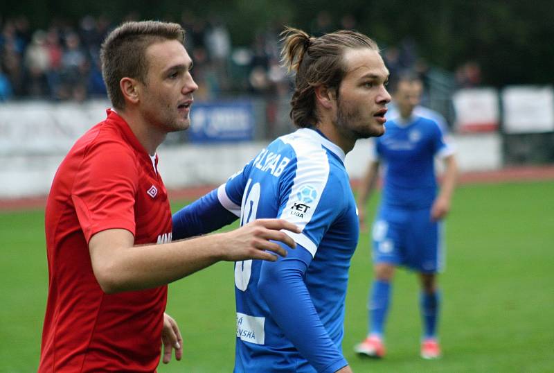 Fotbalisté Hodonína (v červených dresech) ve 3. kole celostátního MOL Cupu prohráli s ligovým Libercem 0:4 po prodloužení. Zápas sledovalo devět stovek diváků.