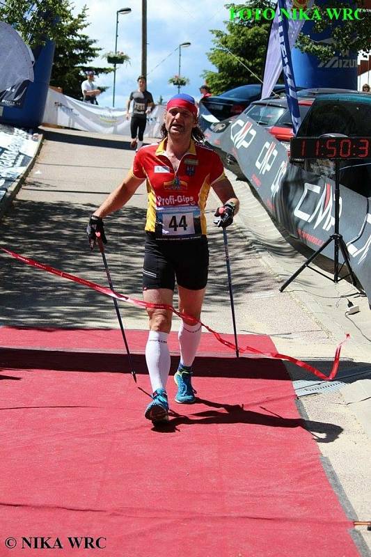 Janek Vajčner je ze Znojma, přesto se pořád hlásí ke Slovácku, odkud pochází jeho rodina. Miluje folklor a sport.