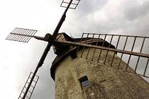 Větrný mlýn v Kuželově ještě před rekonstrukcí.