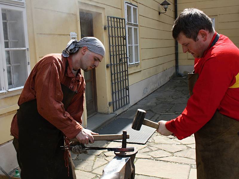 V hodonínském muzeu předvedl před studenty své umění i kovář Václav Pěnčík.