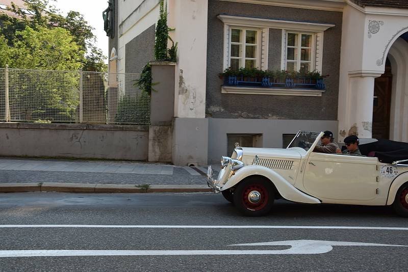 Závod 1000 mil československých odstartoval ve čtvrtek 12.8. v Praze.  Historické automobily projely i Hodonínem.