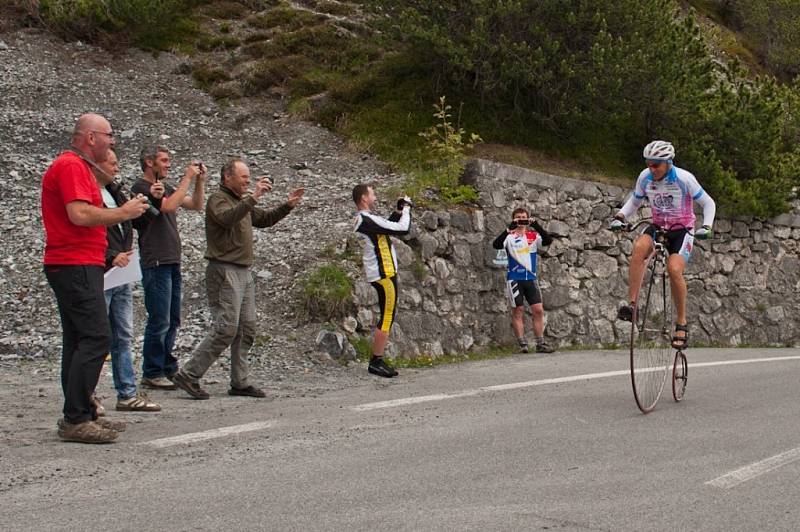 Tým Na kole dětem pro podporu onkologicky nemocných dětí v čele s Josefem Zimovčákem zdolává nástrahy náročných etap cyklistického závodu Giro d´Italia.