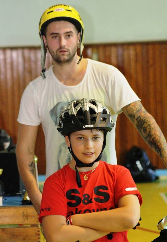 Trojice hodonínských biketrialistů se ve středu dopoledne představila žákům prvního stupně Základní školy U Červených domků.