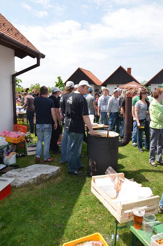 Vůně smažené cibulky, papriky, majoránky a česneku se nesla o druhém květnovém svátku napříč Bukovany.