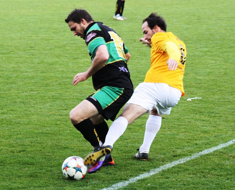 Fotbalisté Mutěnic (ve žlutém) porazili v derby vedoucí Bzenec 1:0. Jediný gól šlágru 16. kola krajského přeboru vstřelil v 15. minutě domácí záložník Lukáš Koplík. Atraktivní duel sledovalo 480 diváků.