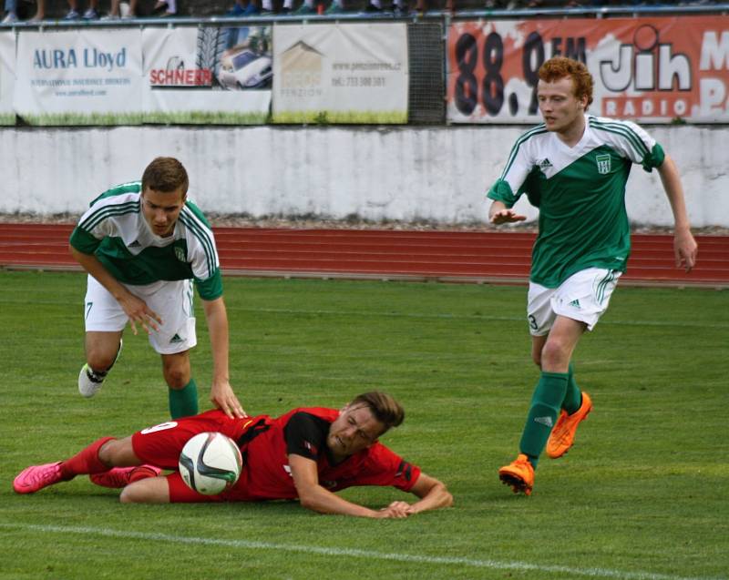 Fotbalisté Hodonína (v červených dresech) porazili v posledním zápase letošní sezony Ždírec nad Doubravou 3:1 a v divizi D skončili druzí.