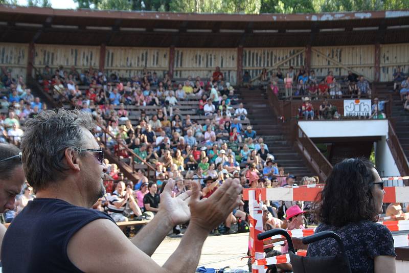 Třídenní festival Slunce ve Strážnici potěšil návštěvníky folkem, country a folkrockem. Podle pořadatelů navštívilo festival celkem asi pět tisíc lidí.