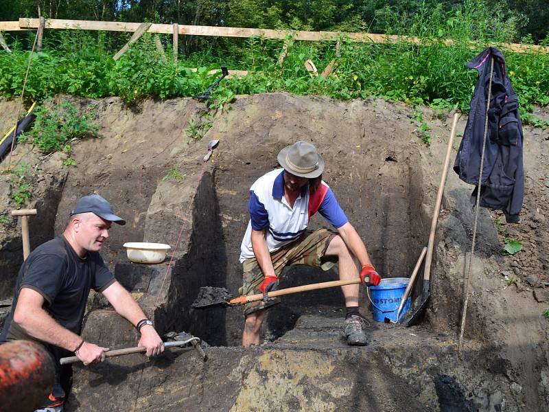 Archeologický záchranný výzkum u josefovského rybníku.