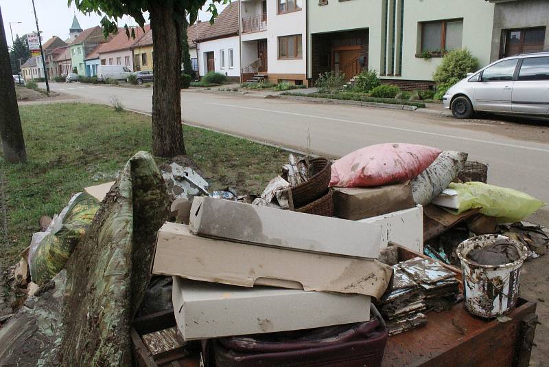 Dolní Bojanovice zasáhla v pondělí v podvečer extrémní bouřka. Její následky místní odstraňují i následující den.