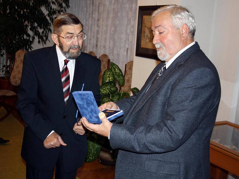 Cenu přebral Josef Šanta z rukou předsedy OS ČSTV Miroslava Běťáka.