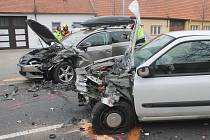 Pětačtyřicetiletý řidič Renaultu Clio zřejmě v důsledku únavy přejel do protisměru, kde došlo k čelnímu střetu s protijedoucím autem Volkswagen Passat.