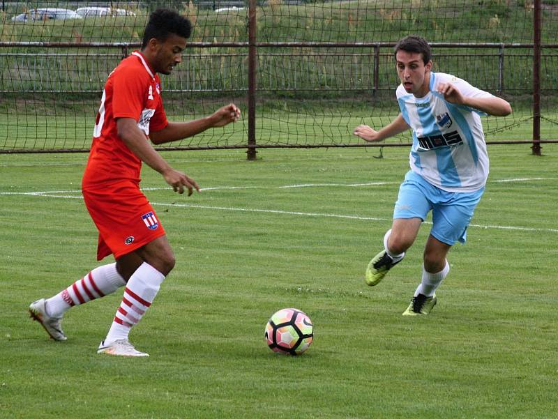 Fotbalisté FC Veselí nad Moravou ( v bílomodrých dresech) si v sobotním přípravném zápase bez problémů poradili s rezervou třetiligové Líšně 4:1.