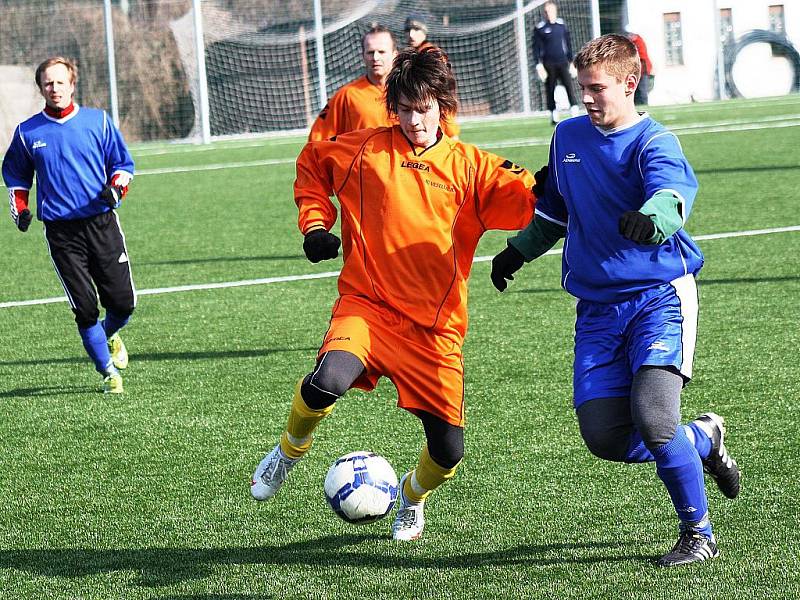 Fotbalisté Velké nad Veličkou (v modrém) na Zimním turnaji ve Veselí nad Moravou ještě neprohráli. Domácí áčko porazili 4:0.