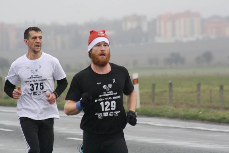 Letošní ročník silničního běhu Skalica-Holíč-Hodonín přinesl skvělé výkony i účastnický rekord. Celkem se na start postavilo 456 mužů a žen. Závod si nenechal ujít ani známý slovenský politik Mikuláš Dzurinda.