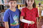 Děti se v městské knihovně v Kyjově dozvěděly něco z tajů lidského těla a naučily se poskytnout první pomoc.