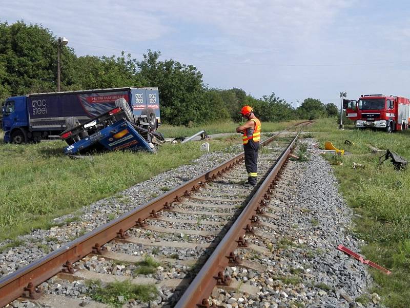 U Vnorov na Hodonínsku se na přejezdu srazil vlak a nákladní auto