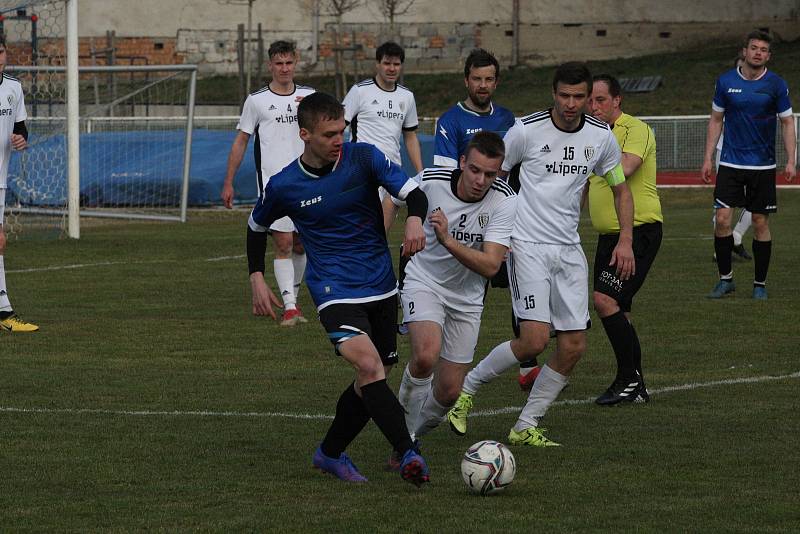 Fotbalisté Kyjova (modré dresy) na úvod jara podlehli Velkým Bílovicím 0:3.