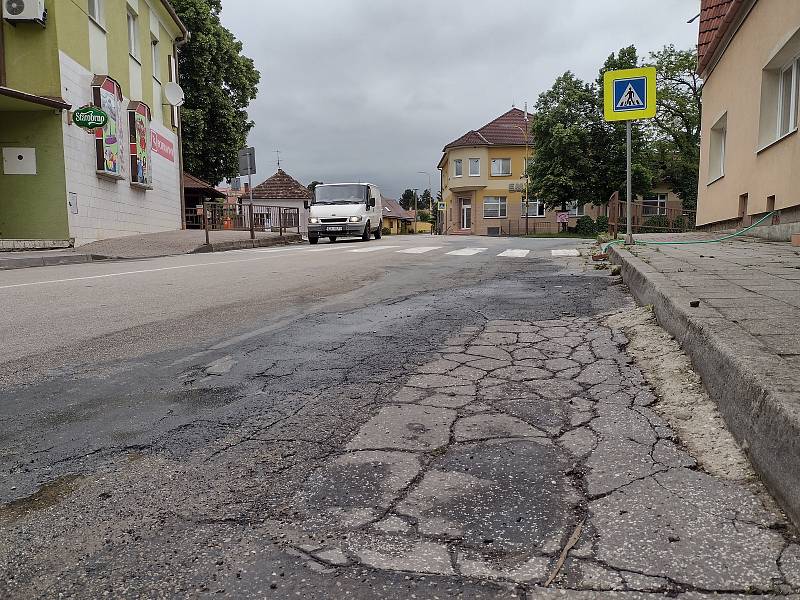 Křižovatku v Hroznové Lhotě čeká rekonstrukce i úpravy.