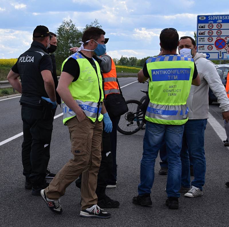 Na dvě stě padesát Čechů a Slováků se sešlo na hranici Sudoměřice - Skalica. Protestovali za znovuotevření hranic a podepisovali také petici.