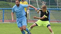 Fotbalisté Lednice (v modrých dresech) překvapivě podlehli Hroznové Lhotě 0:1