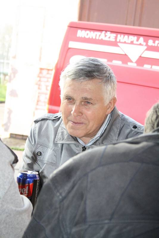 Vedení Slovanu Bzenec v pátek uspořádalo v prostorách zámeckého areálu tradiční moravskou zabijačku.