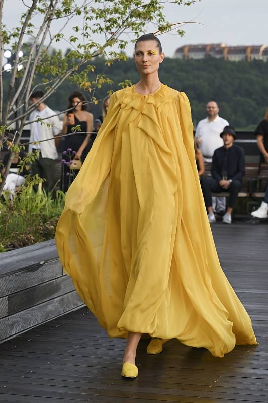 Velkoryse řešené dlouhé šaty ze žlutého mušelínu.